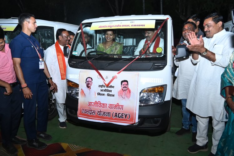 सशक्तिकरण की मिसाल : कबीरधाम में ‘दीदियों’ ने संभाली स्टीयरिंग, उपमुख्यमंत्री विजय शर्मा ने की सवारी