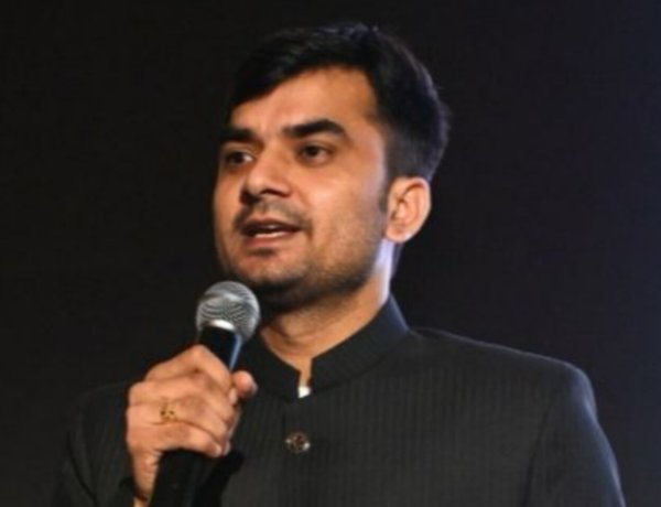 छोटी शुरुआत से बड़ी पहचान :  छोटे क्लिनिक से लंदन संसद तक : डॉ. उत्कर्ष त्रिवेदी का सफर बना मिसाल