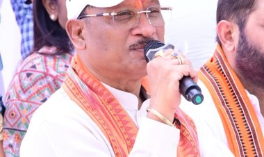 जब सरगुजा के ग्राम सिलमा में अचानक उतरा मुख्यमंत्री साय का हेलीकॉप्टर, तुरंत लगी खाट और सीएम ने ग्रामीणों से किया संवाद