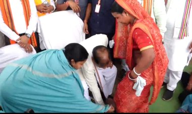 जब सीएम साय ने तेंदूपत्ता संग्रहकों को पहनाई चरण पादुका,उत्साह बढाकर राशन, पेयजल, शिक्षा और महतारी वंदन योजना की जानी जमीनी हकीकत