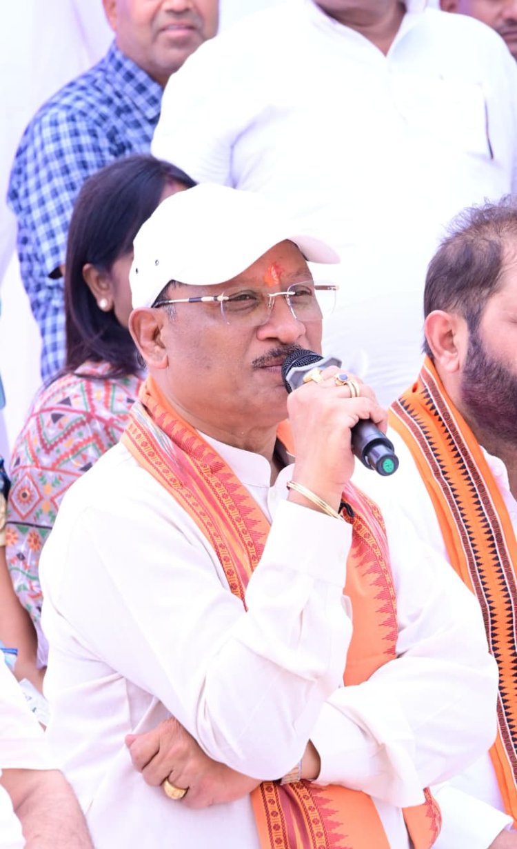 जब सरगुजा के ग्राम सिलमा में अचानक उतरा मुख्यमंत्री साय का हेलीकॉप्टर, तुरंत लगी खाट और सीएम ने ग्रामीणों से किया संवाद