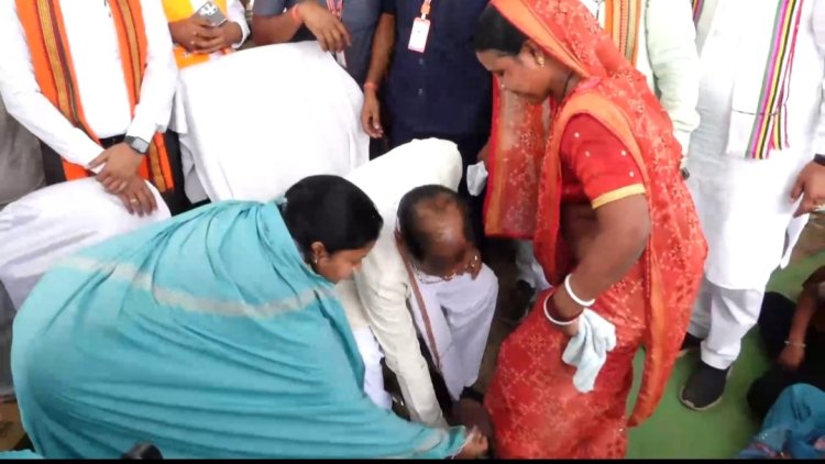 जब सीएम साय ने तेंदूपत्ता संग्रहकों को पहनाई चरण पादुका,उत्साह बढाकर राशन, पेयजल, शिक्षा और महतारी वंदन योजना की जानी जमीनी हकीकत