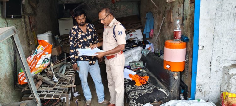 रायपुर में कबाड़ियों पर एक्शन से मचा हड़कंप,पुलिस ने रेड मारकर जब्त भारी मात्रा में लोहा-सरिया