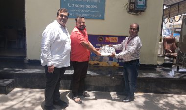 चिल्लर की किल्लत से मिलेगी राहत :  डुमरतराई बाजार में बांटे गए नए नोट और सिक्के