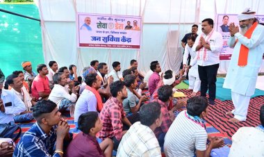 उप मुख्यमंत्री विजय शर्मा ने बोड़ागांव में लगाई चौपाल, ग्रामीणों को प्रोत्साहन के साथ मिला उपहार
