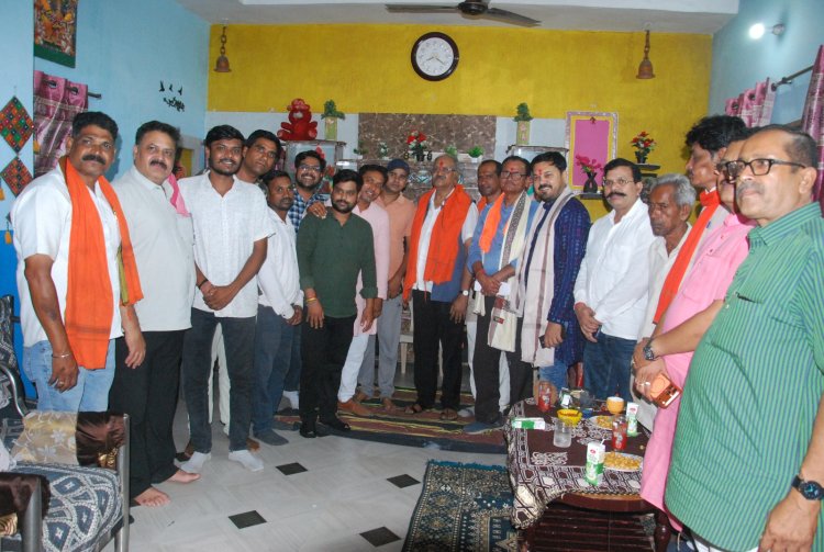 धरसीवां में घर-घर पहुंचे सांसद बृजमोहन अग्रवाल: ग्रामीणों के साथ रात्रि भोज,विकास और जनकल्याण को लेकर कई अहम घोषणाएं