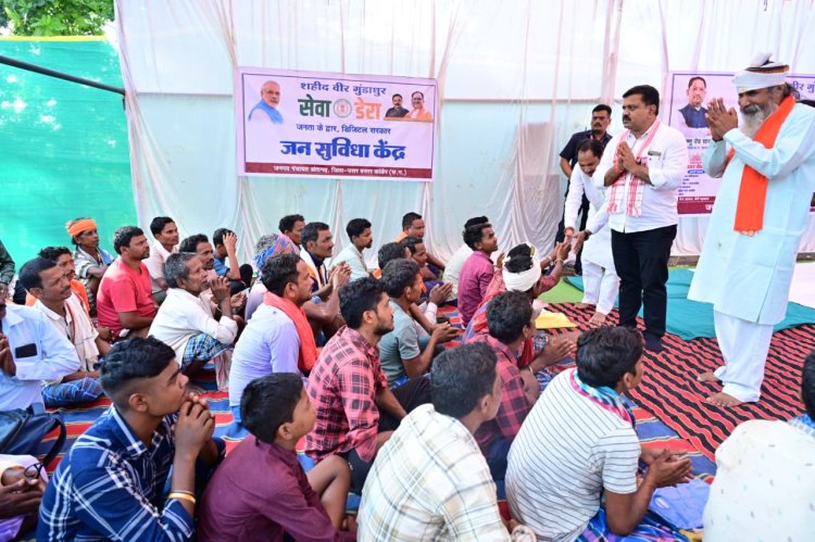 उप मुख्यमंत्री विजय शर्मा ने बोड़ागांव में लगाई चौपाल, ग्रामीणों को प्रोत्साहन के साथ मिला उपहार