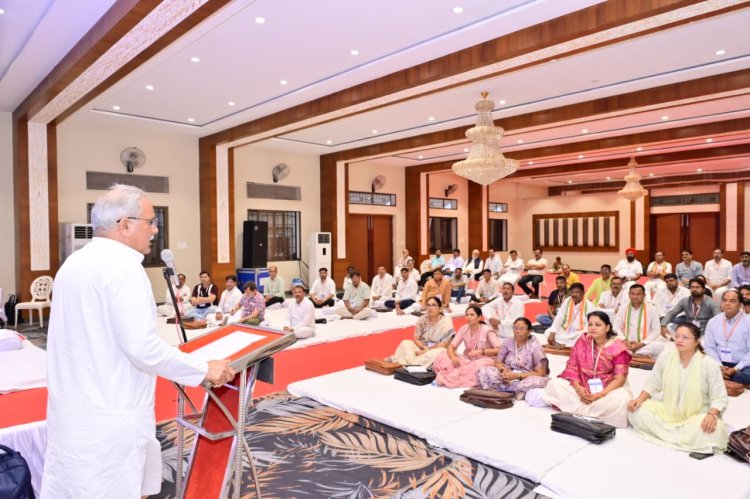 पूर्व मुख्यमंत्री भूपेश बघेल ने सिखाए जिला अध्यक्षों को संगठन के गुर