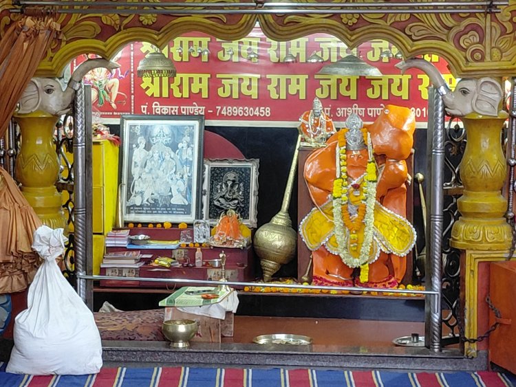 मूसलाधार बारिश भी आस्था के आगे हुई बेअसर: रेलवे स्टेशन के सर्व धर्म संकट मोचन हनुमान मंदिर में 6 हजार श्रद्धालुओं ने पाया महाप्रसाद