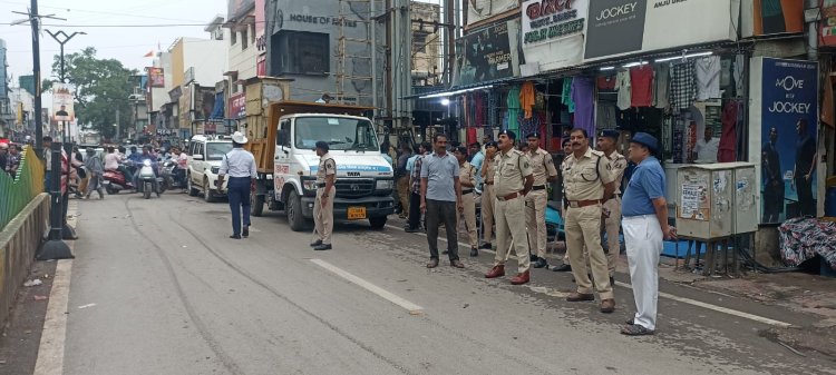 मालवीय रोड-शास्त्री बाजार में चला अतिक्रमण हटाओ अभियान : ठेले-गुमटियां हटाईं,सड़क पर सामान फैलाने वाले दुकानदारों पर भी कार्रवाई