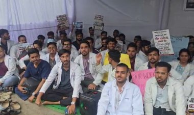 आश्वासन नहीं,अब लिखित आदेश चाहिए : मरीज हित में धरना स्थल पर समानांतर ओपीडी, चिकित्सकों का आंदोलन जारी