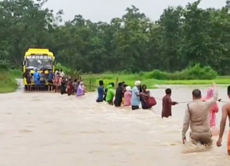 बस के चारों तरफ सैलाब... अंदर 50 यात्रियों की सांसें अटकीं, रस्सी बनी जिंदगी की डोर